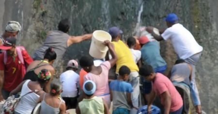 Z powodu awarii sieci elektrycznej mieszkańcy Caracas nie mają wody w kranach i muszą ją czerpać z rzeki