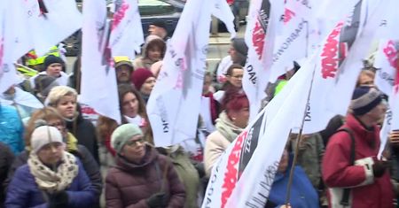 Protest oświatowej “Solidarności” przed urzędem wojewódzkim w Katowicach