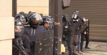 Latające kamienie kontra gaz łzawiący. Starcia “żółtych kamizelek” z policją w Paryżu
