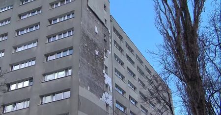 Silny wiatr zerwał elewację z bloku w Warszawie