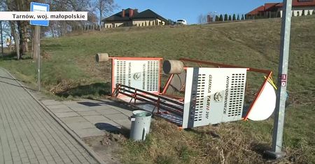 Ranni, zerwane dachy, brak prądu. Skutki gwałtownej pogody w Polsce