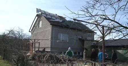 Wichura zrywała dachy i linie energetyczne w całej Polsce; prawie 400 tysięcy odbiorców bez prądu