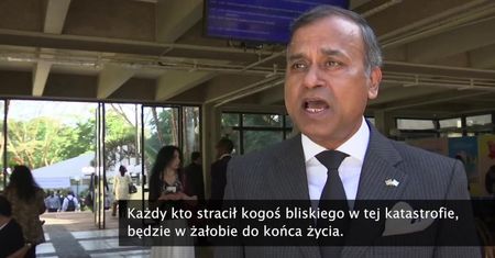 Flaga ONZ opuszczona do połowy masztu po katastrofie samolotu w Etiopii