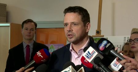 R. Trzaskowski odpowiada prezesowi PiS ws. karty LGBT+: Chodzi o ochronę dzieci przed szczuciem