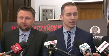 PO: Straż marszałkowska “zaaresztowała” tablicę z “układem Kaczyńskiego”