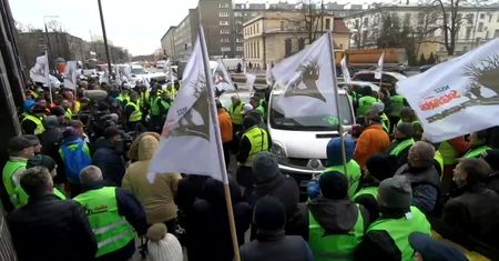 “Rząd toleruje łamanie prawa”. Protest taksówkarzy przed ministerstwem infrastruktury