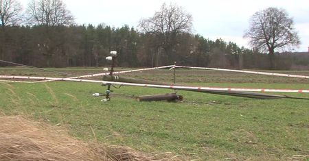 Wichury na północy kraju. “Jedno z powalonych drzew uszkodziło samochód ciężarowy”