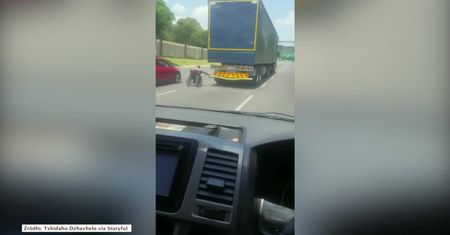 Mężczyzna na wózku inwalidzkim jechał po autostradzie trzymając się ciężarówki