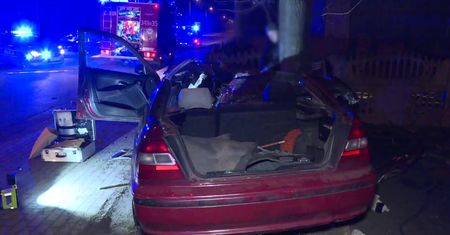 Śmiertelny wypadek w pobliżu Kalisza. Samochód zjechał na pobocze i uderzył w drzewo