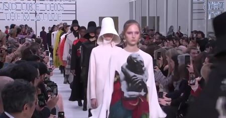 Owacje na stojąco dla domu mody Valentino podczas prezentacji kolekcji jesień/zima 2019 w Paryżu
