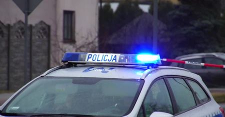 policjanci uratowali z płonącego domu kobietę z małym dzieckiem małym dzieckiem