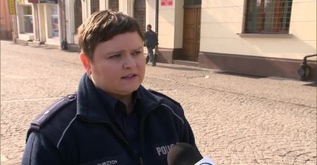 Samochód wpadł do rzeki w Łabiszynie i dachował. Nie wiadomo, kto kierował