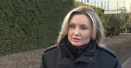Metalowa rura wystrzeliła spod kół i uderzyła w samochód. Przebiła szybę i trafiła kierowcę w twarz