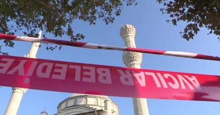 Trzęsienie ziemi w Stambule uszkodziło jeden z meczetów