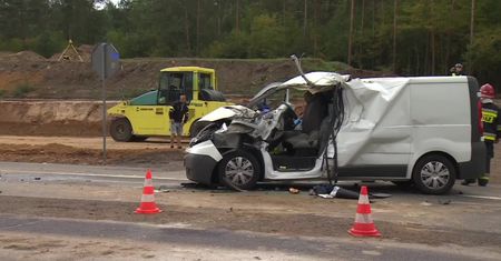 Dostawczak zderzył się z pojazdem budowlanym pod Częstochową. Kierowca został uwięziony w samochodzie