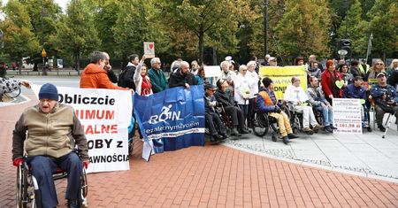 Niepełnosprawni i ich opiekunowie przed KPRM: walczymy o 500 zł bez kryterium