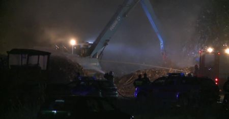 Pożar składowiska śmieci w Świętokrzyskiem. Z ogniem walczyło 17 zastępów straży pożarnej i 3 koparki