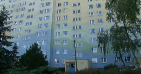 Czteroletni chłopiec spadł z 11. piętra w Toruniu. Przeżył upadek, w ciężkim stanie trafił do szpitala