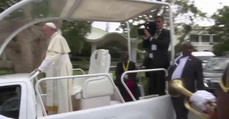 Papież Franciszek w Afryce. Spotkał się z prezydentem Mozambiku i przywódcą partyzantów, którzy podpisali pokój po 27 latach
