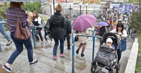 Stolica ma 2,07 mln mieszkańców, ale w weekend o prawie 200 tys. mniej