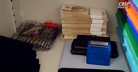 Gang wyłudzający zwrot podatku VAT rozbity. Siedem osób miało okraść skarb państwa na 33 miliony złotych