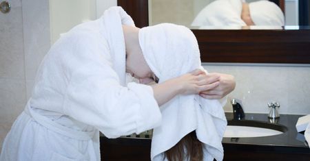 Nie najdroższe kosmetyki, a zdrowe nawyki – oto, co dobrze robi włosom