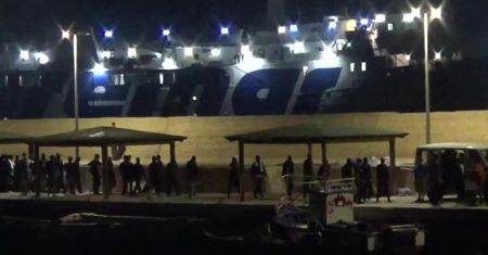 Statek Ocean Viking z 82 imigrantami na pokładzie przybił do portu na Lampedusie