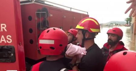 Żołnierze uratowali dziecko z zalanego budynku na zachodzie Hiszpanii