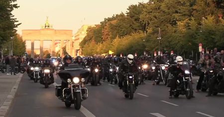 Setki motocyklistów Hells Angels protestowały w centrum Berlina. Parlament zakazał noszenia symbolu organizacji