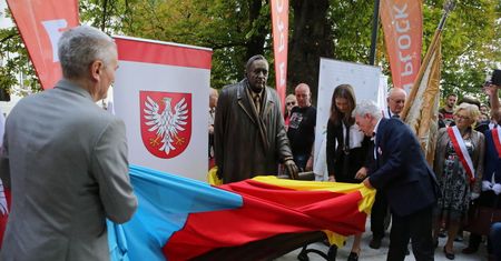 W Płocku odsłonięto pomnik Tadeusza Mazowieckiego w 30. rocznicę powołania jego rządu