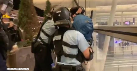 Brutalna interwencja policji na lotnisku w Hongkongu. Rozpoczęto usuwanie protestujących