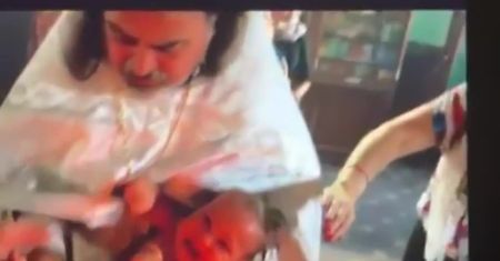 Bulwersujące nagranie chrztu w Rosji. Pop szarpał i potrząsał niemowlakiem