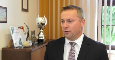 Burmistrz Łęcznej uczcił inaugurację basenu skokiem do wody w ubraniu. Teraz wodę bada sanepid