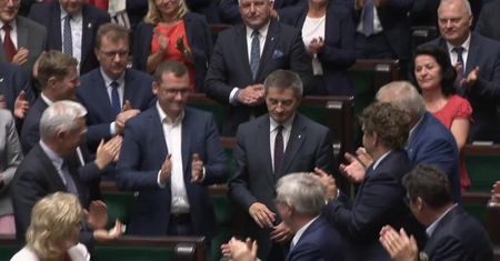 Kwiaty i gromkie oklaski. Posłowie PiS-u pożegnali Marka Kuchcińskiego