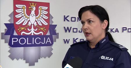 Ponad 20 zatrzymanych, w samochodach “zabronione przedmioty”. Akcja policji przed centrum handlowym w Krakowie