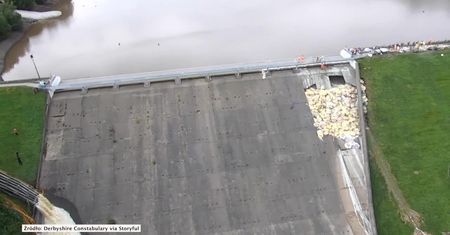 Worki z piaskiem i beton. Trwają prace, by uszczelnić tamę w Whaley Bridge