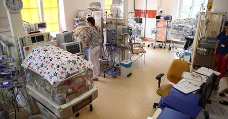 Kaja i Nela – pierwsze z sześcioraczków pojechały do domu