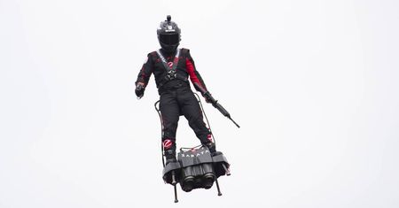 “Latający człowiek” przeleciał nad kanałem La Manche na flyboardzie