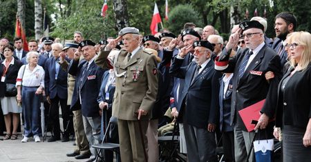 W godzinę “W” oddano hołd powstańcom przed pomnikiem Gloria Victis