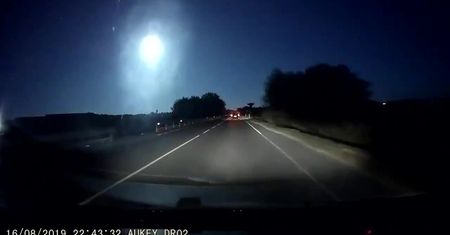 Meteoryt rozświetlił nocne niebo nad Sardynią. Efektowne nagranie z kamery samochodowej