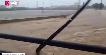 Ulewne deszcze w hiszpańskiej prowincji Castellón. Wiele dróg jest nieprzejezdnych