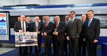 PKP Intercity podpisało kontrakt wart ok. 1 mld zł ws.12 elektrycznych pociągów