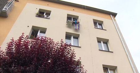 Dwuletnie dziecko wypadło z trzeciego pietra w Częstochowie. Nic mu się nie stało