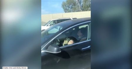 Kierowca Tesli zasnął za kółkiem, pojazd jechał na autopilocie