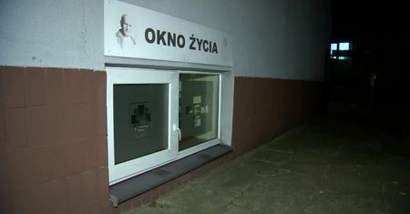 Zwłoki 20-latki w mieszkaniu, dziecko znalezione w oknie życia. Zatrzymano rówieśników ofiary