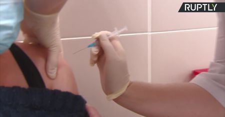Szczepienia przeciwko koronawirusowi w Rosji prowadzone na szeroką skalę. Lek wymaga abstynencji