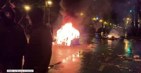 Zamieszki w Tiranie. Podpalono m.in. świąteczną choinkę