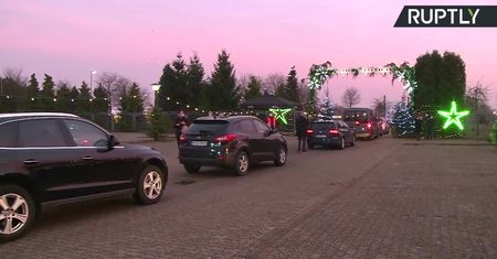 Bożonarodzeniowy jarmark drive-thru w niemieckim Kalkar cieszy się dużym zainteresowaniem.