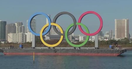 Ogromne koła olimpijskie wróciły po czterech miesiącach na wody Zatoki Tokijskiej