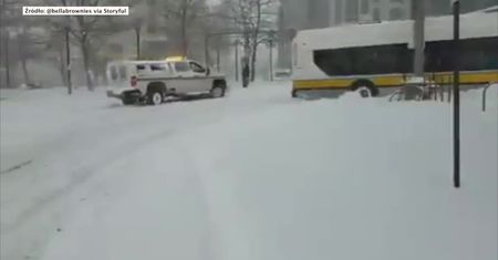 Rekordowe opady śniegu na wschodzie USA. Autobusy utknęły w potężnych zaspach
